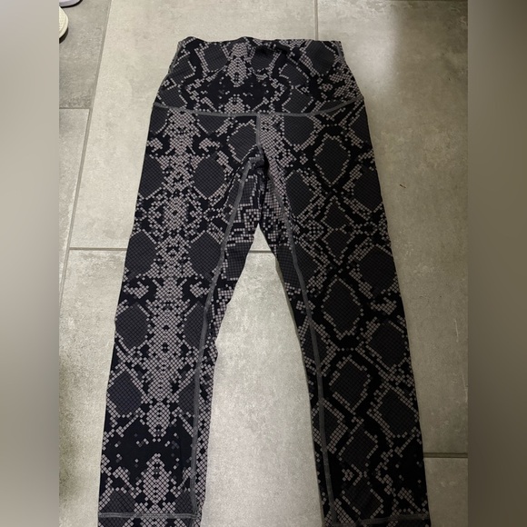 Lululemon Wunder Under High Waist Crop Leggings in a black and gray snake size 6 - Picture 9 of 11